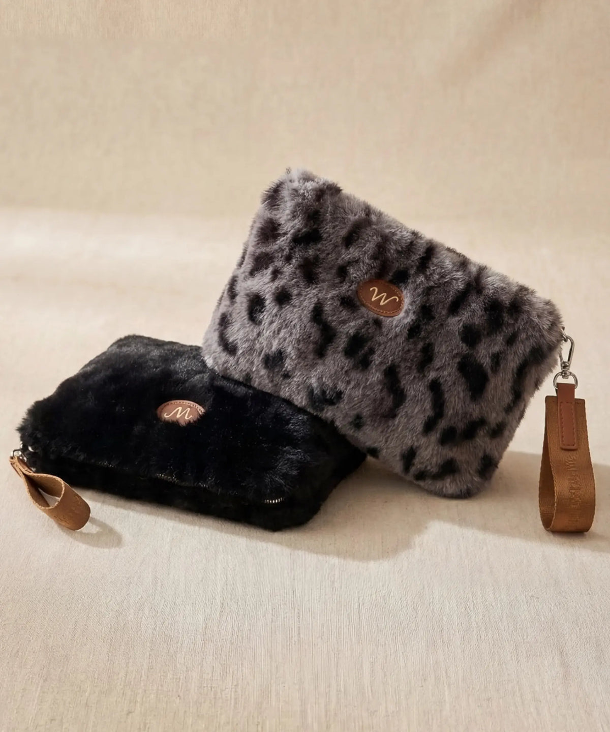 Pochette Zippée Noire associée à une pochette léopard gris