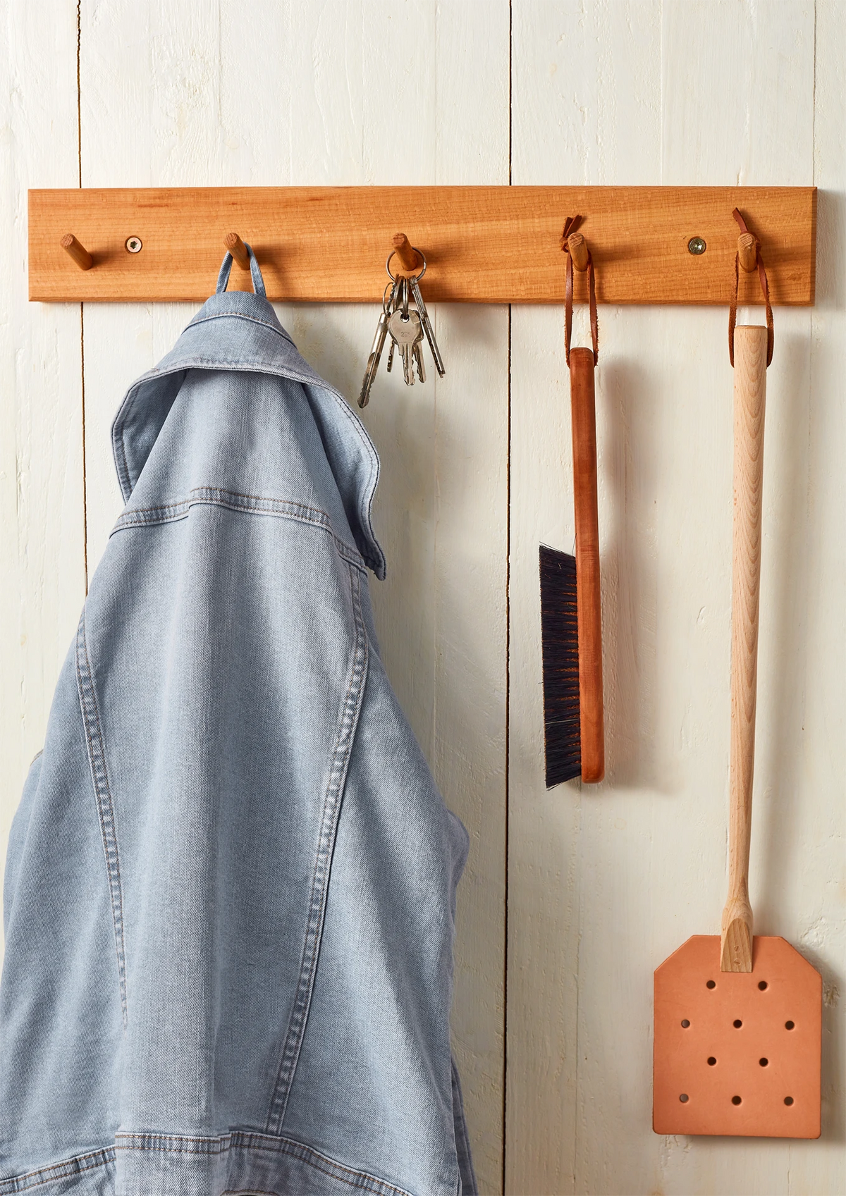Tapette à mouches Redecker en cuir, manche en bois de hêtre
