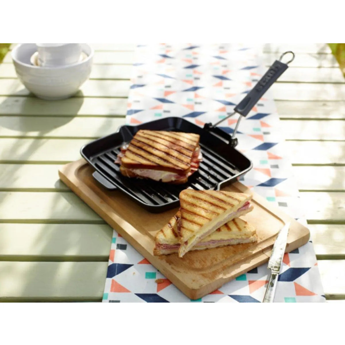 Gril avec bec verseur 24 cm, Fonte, Noir mat - Staub