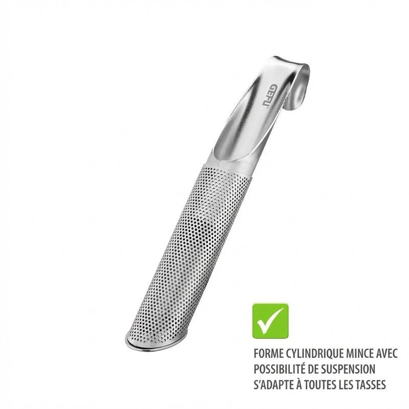 Filtre à thé T-Stick Gefu en acier inoxydable posé sur une tasse