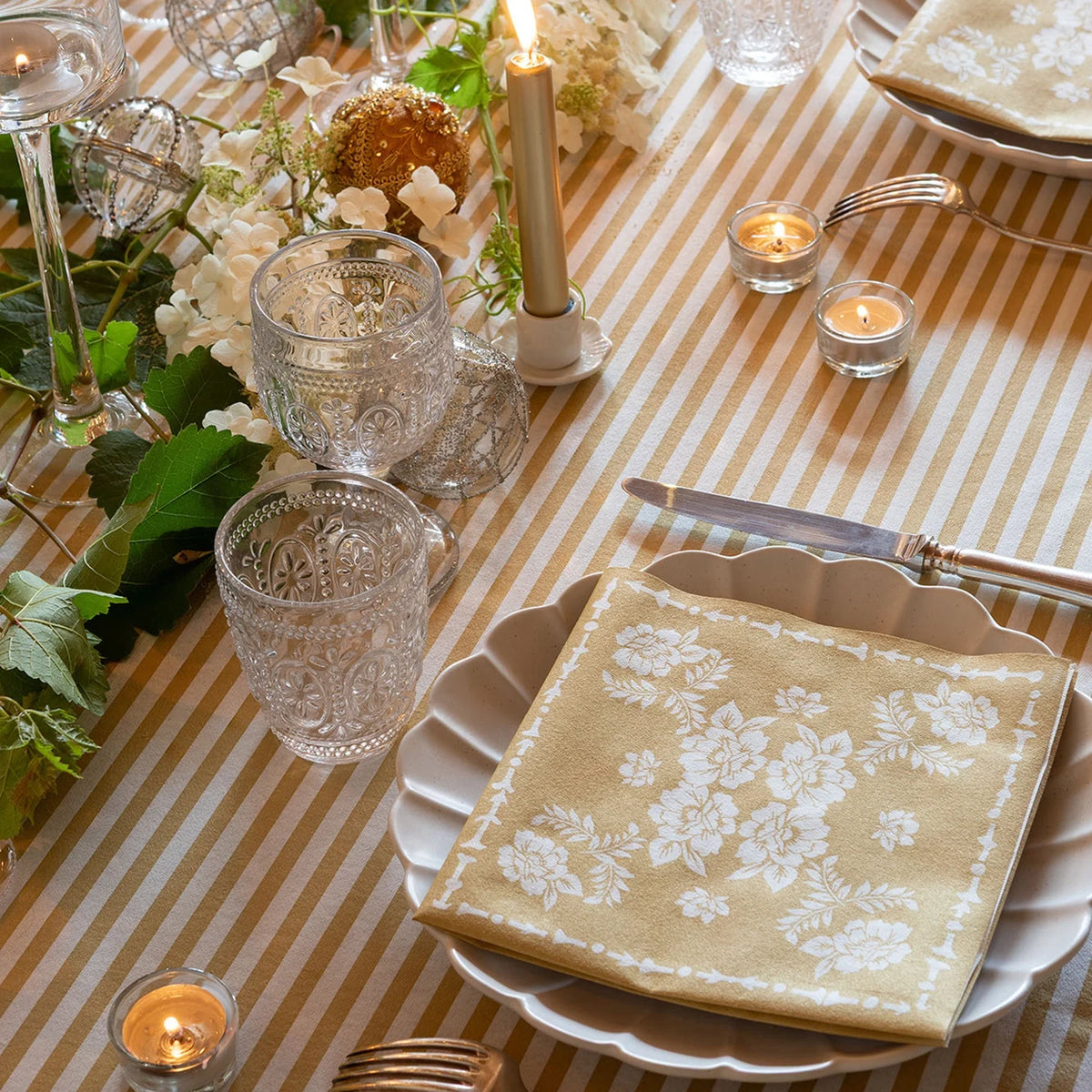 Serviette de table motif floral doré style folk