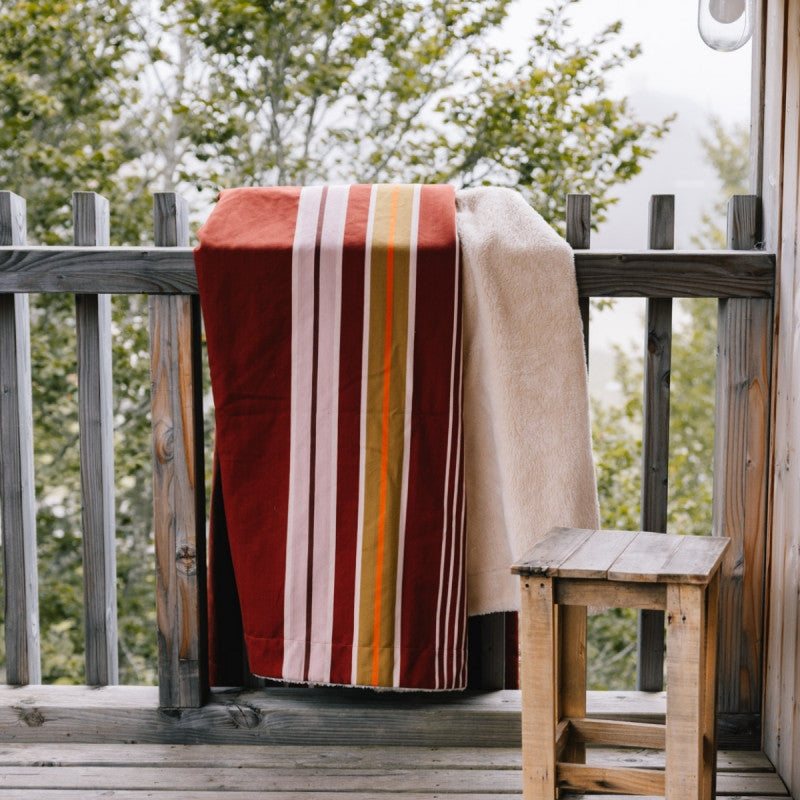 Plaid biface Artiga Sarron - rayures colorées sur fond rouge profond