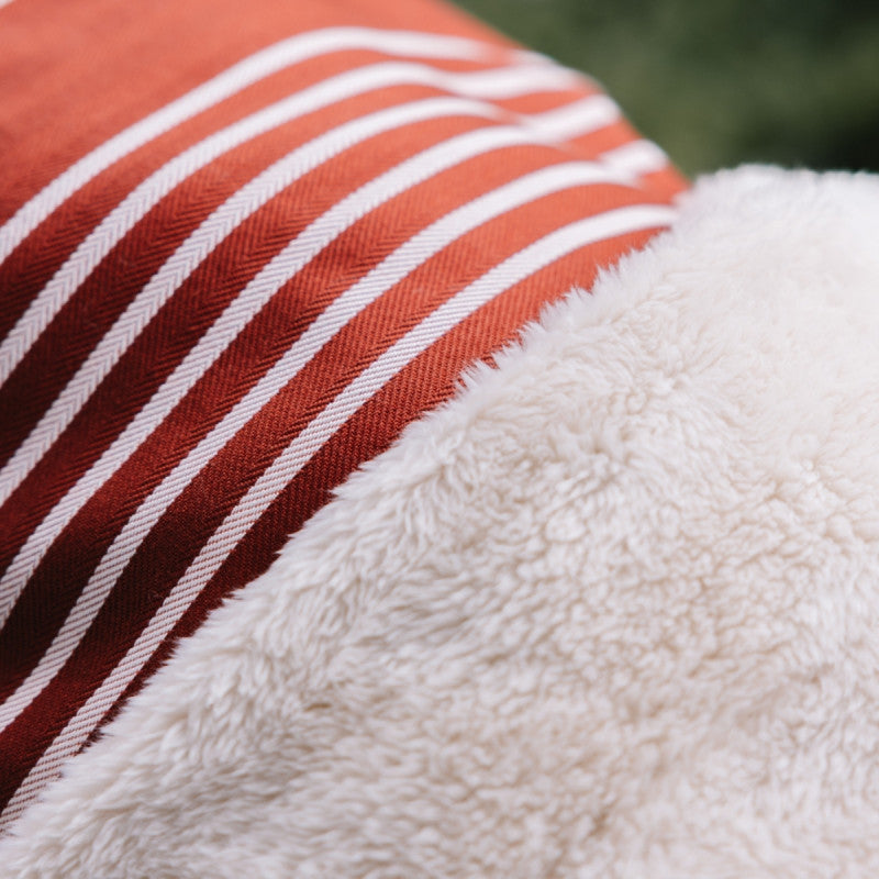 Plaid biface Artiga Sarron - rayures colorées sur fond rouge profond