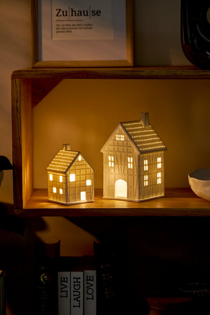 Grande maison lumineuse à colombages Räder porcelaine blanche