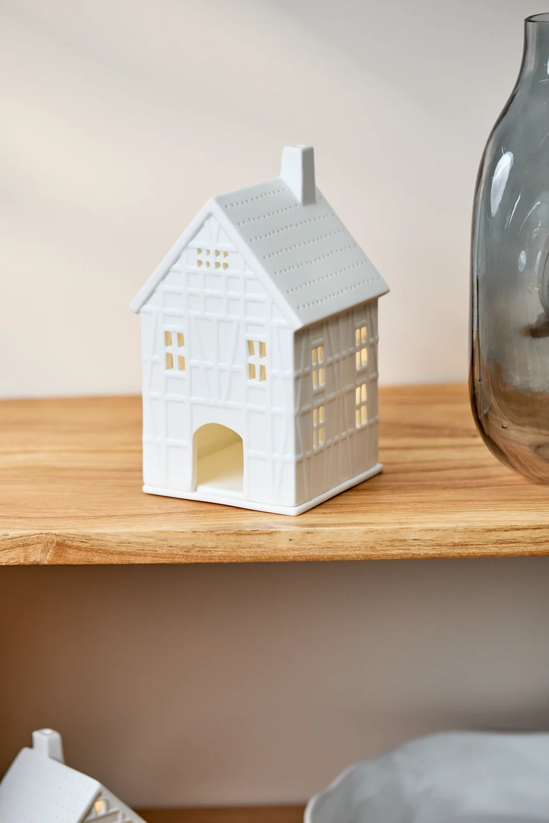 Grande maison lumineuse à colombages Räder porcelaine blanche