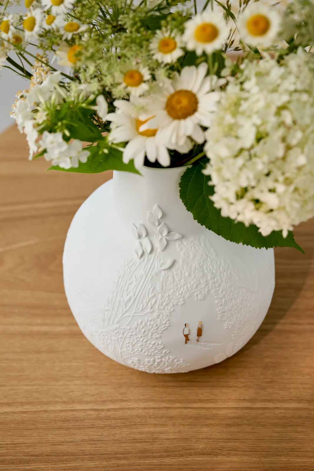 Vase promeneurs dorés d20,5 x h25 cm Räder porcelaine blanche