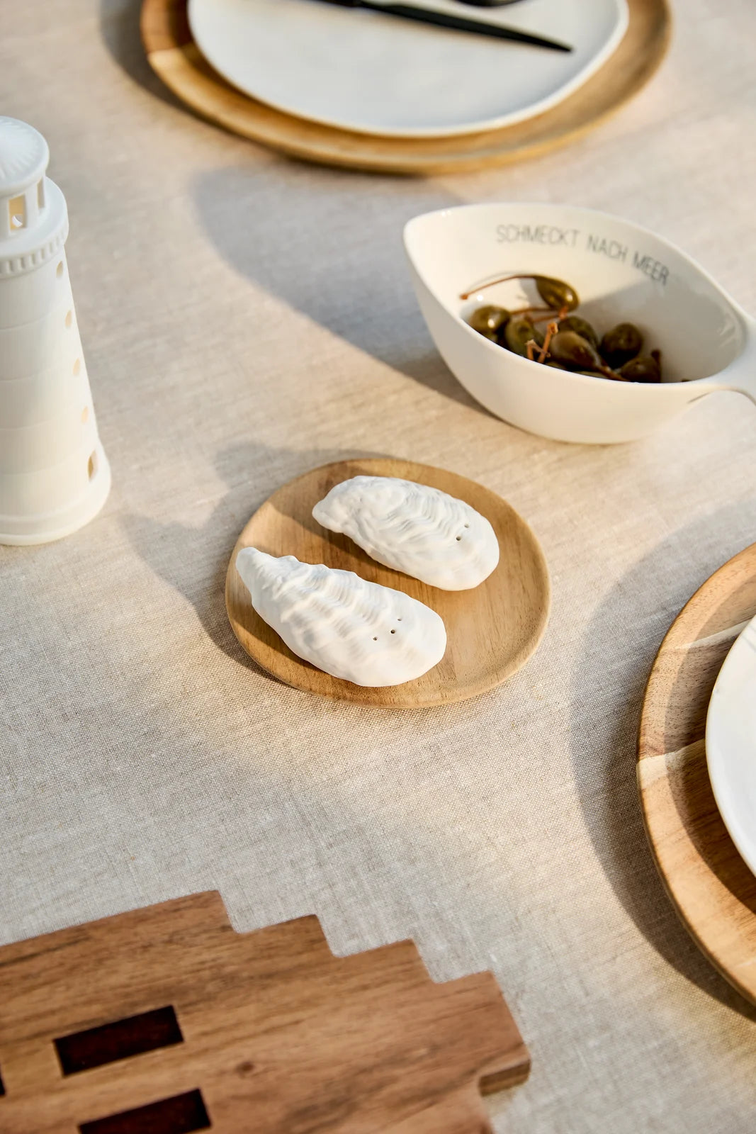 Salière et poivrière huître 9,5 x 4,5 x 3 cm Räder porcelaine blanche