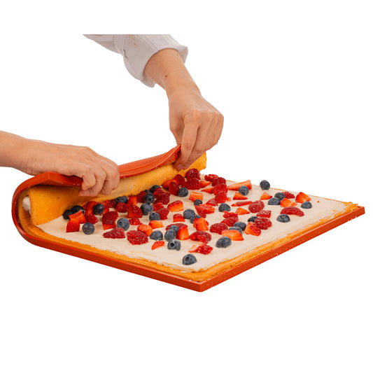 Biscuit roulé garni, réalisé sur le tapis roulade 30x40 Silikomart