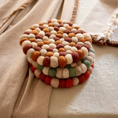 Dessous de plat Brian Naturel Brique en boules de laine tressées, motif circulaire