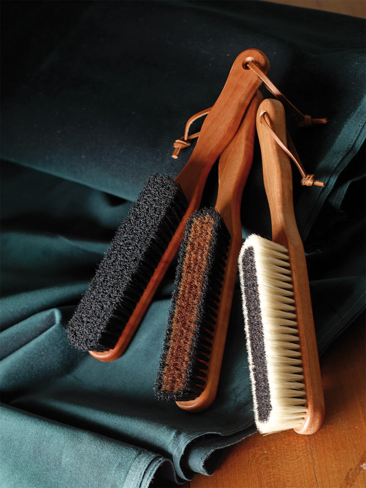 Brosse à cachemire Redecker en bois de poirier, soies douces
