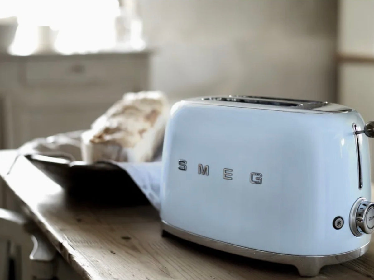 Grille-pain Smeg années 50 bleu pastel à deux fentes