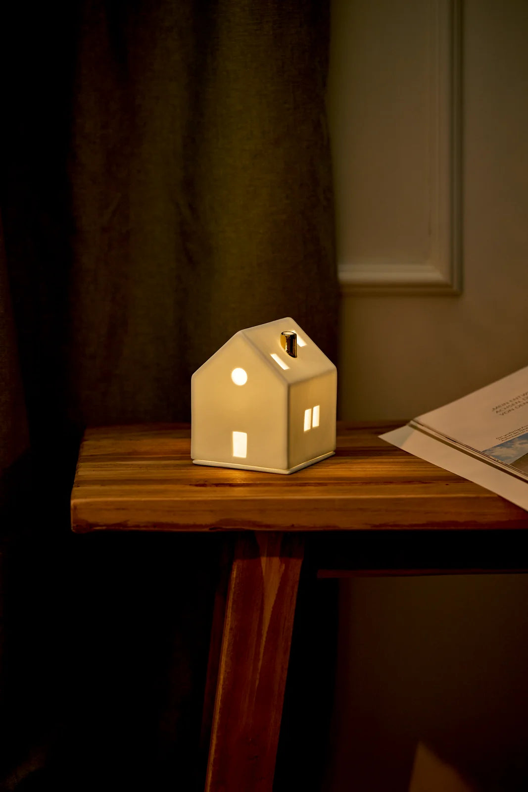 Maison lumineuse cheminée dorée Räder porcelaine blanche