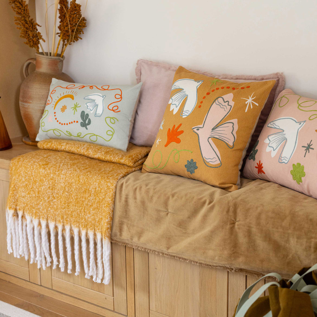 Coussin brodé Anka Cannelle 45 x 45 cm, broderie en relief sur housse en coton