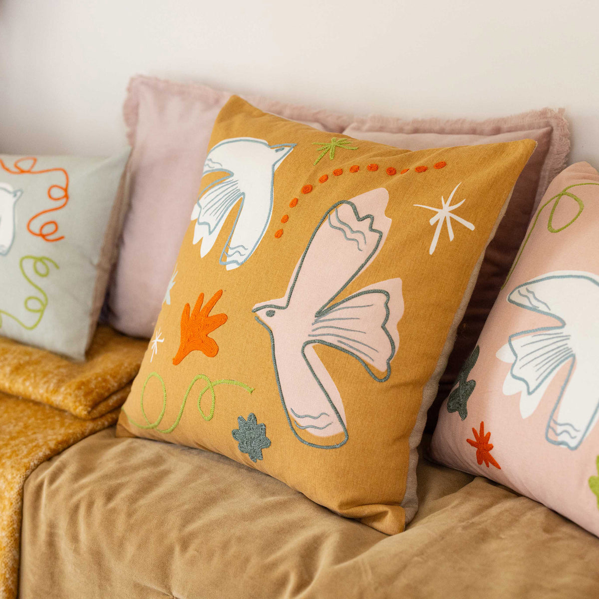 Coussin brodé Anka Cannelle 45 x 45 cm, broderie en relief sur housse en coton