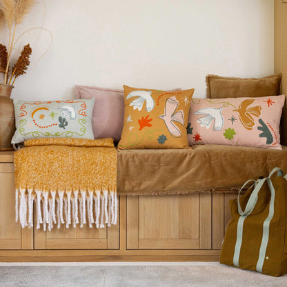 Coussin brodé Anka Bois de Rose 40 x 65 cm, broderie en relief sur housse en coton