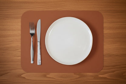 Set de table Freeform - cuir recyclé sous une assiette