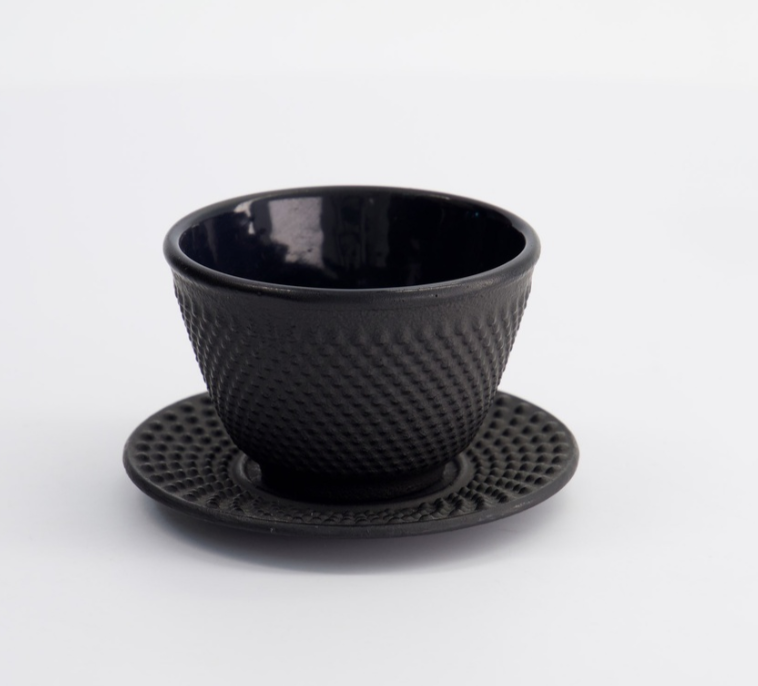 Tasse à thé japonaise en fonte avec soucoupe Arare noire 120 ml – Tokyo Design Studio