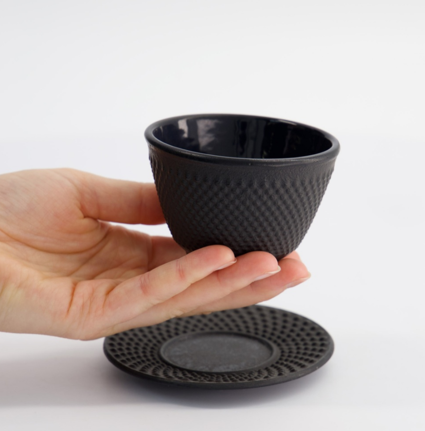 Tasse à thé japonaise en fonte avec soucoupe Arare noire 120 ml – Tokyo Design Studio