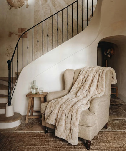 Plaid Fausse fourrure Dune posé sur un fauteuil