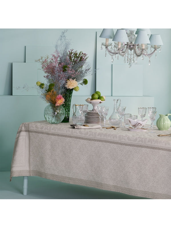 Nappe en lin beige 174x254 avec coins capuchons et finitions raffinées