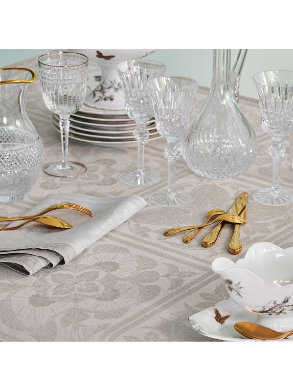 Nappe en lin beige 174x254 avec coins capuchons et finitions raffinées