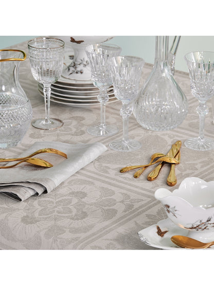 Nappe en lin beige 174x254 avec coins capuchons et finitions raffinées