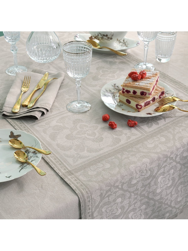 Nappe en lin beige 174x254 avec coins capuchons et finitions raffinées