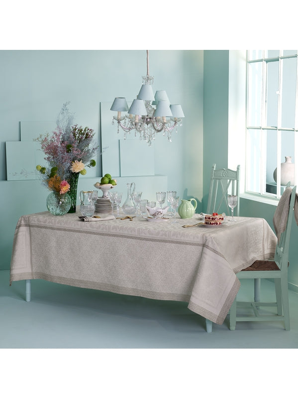 Nappe en lin beige 174x254 avec coins capuchons et finitions raffinées