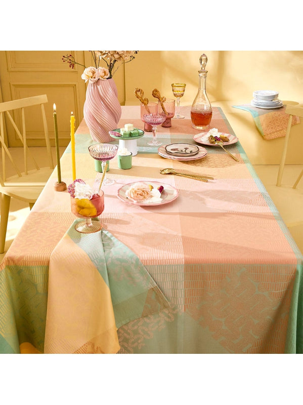 Nappe carre 155x155 en coton rose motif mille empreintes pastel