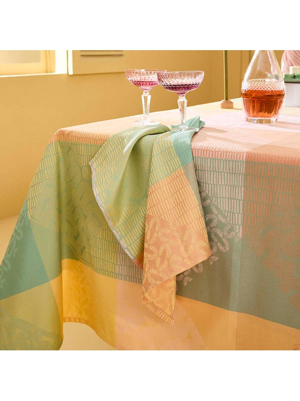 Nappe carre 155x155 en coton rose motif mille empreintes pastel