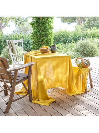 Nappe carrée Paradia Curry 175x175 en coton jaune curry avec ourlets soignés