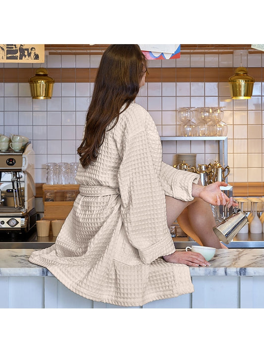 Peignoir femme beige en coton nid d’abeille, coupe courte et col kimono élégant
