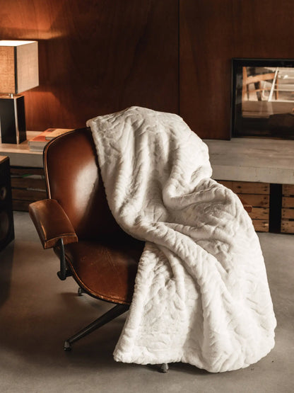 Plaid Ours Polaire Blanc posé sur un fauteuil
