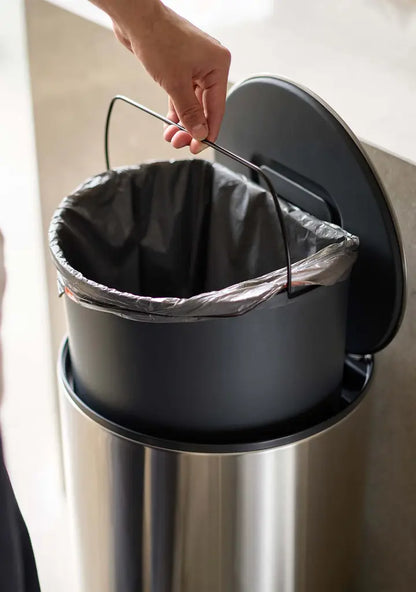 Poubelle 30l Noir Mat Arc™ Easy-Push - Joseph Joseph