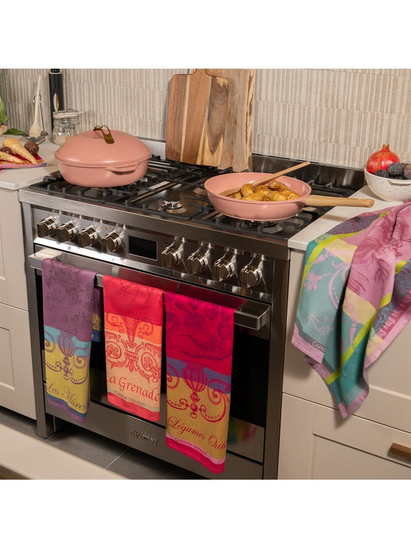 Torchon en coton motif grenade rose format 56x77 cm