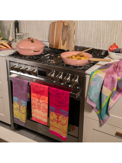 Torchon 100% coton motif légumes oubliés fuchsia 56x77 cm