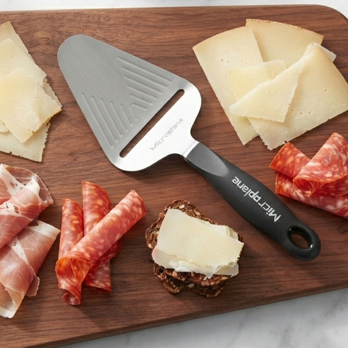 Tranchette à fromage Microplane sur planche de fromages
