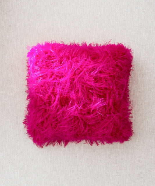 Coussin fausse fourrure rose Waro - poil long au fini fluffy