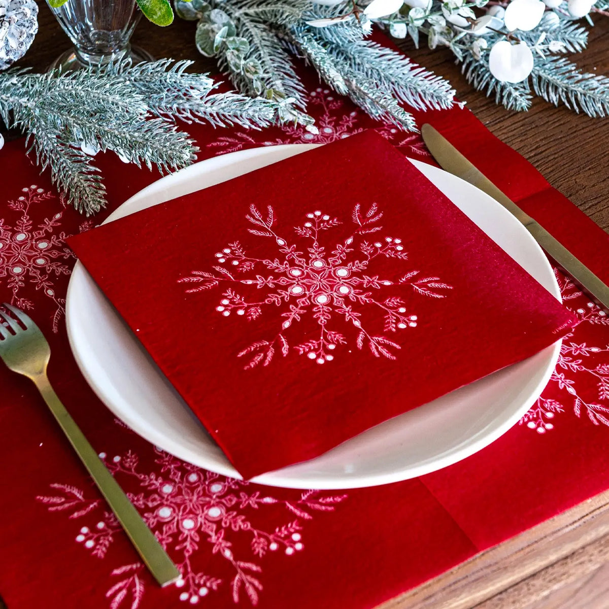 Serviette cocktail motif flocon de neige fond rouge