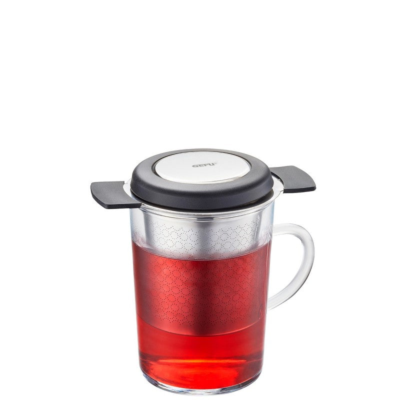 Filtre à thé savouro Gefu en acier inoxydable posé sur une tasse