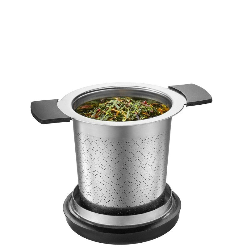 Filtre à thé savouro Gefu en acier inoxydable posé sur une tasse