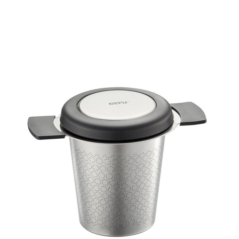 Filtre à thé savouro Gefu en acier inoxydable posé sur une tasse