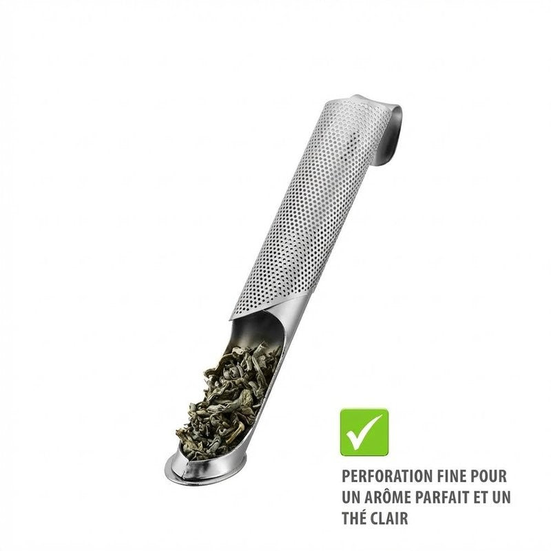 Filtre à thé T-Stick Gefu en acier inoxydable posé sur une tasse