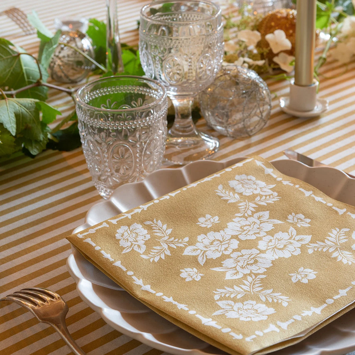 Serviette de table motif floral doré style folk