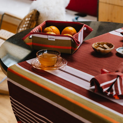 Jeté de table Artiga Sarron - rayures colorées sur fond rouge profond