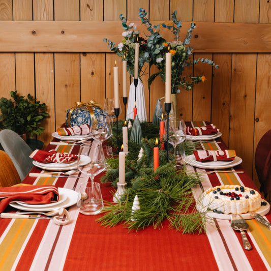 Nappe Artiga Sarron - rayures colorées sur fond rouge profond