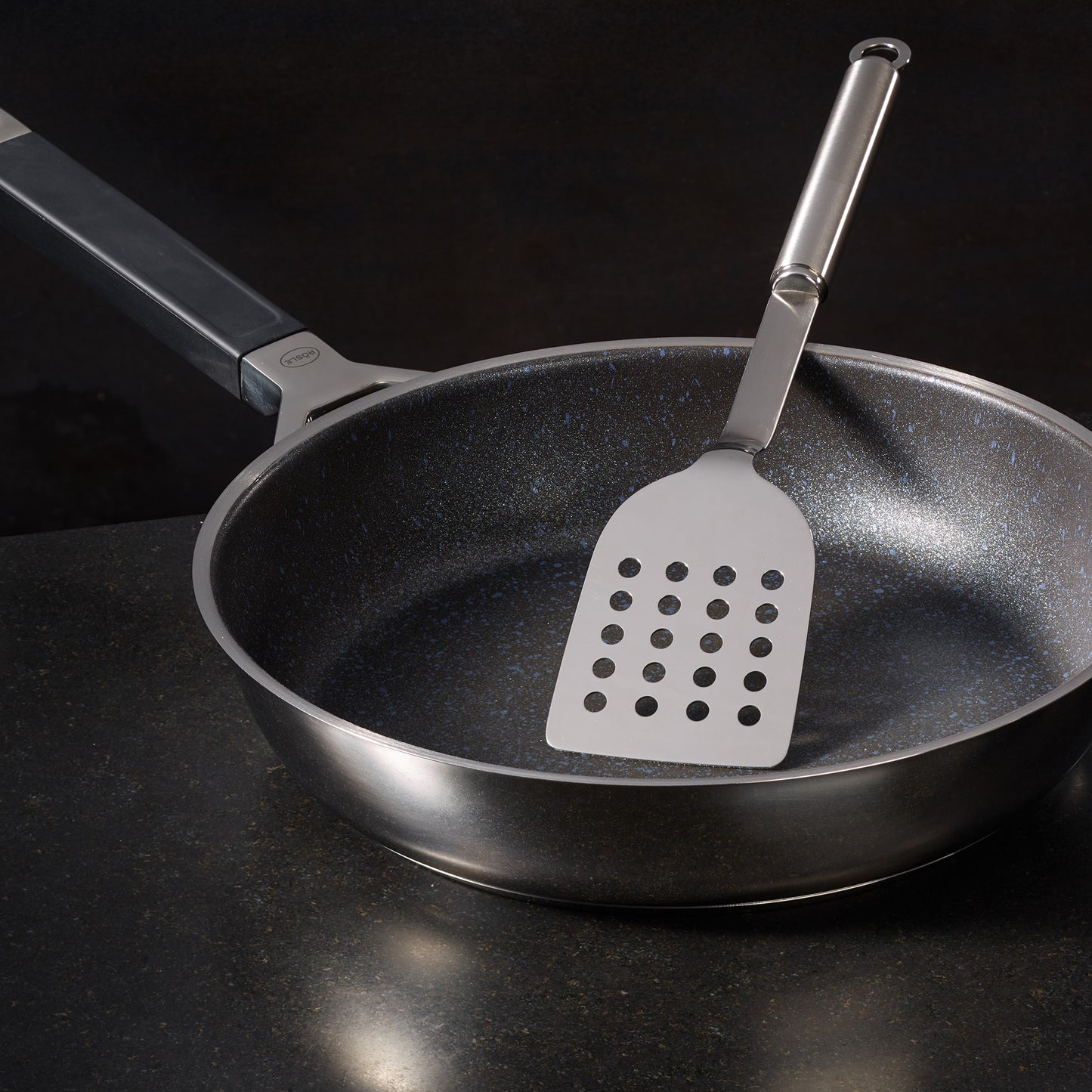 Spatule perforée manche rond - Rösle