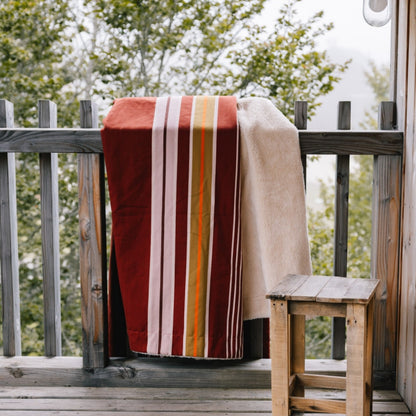 Plaid biface Artiga Sarron - rayures colorées sur fond rouge profond