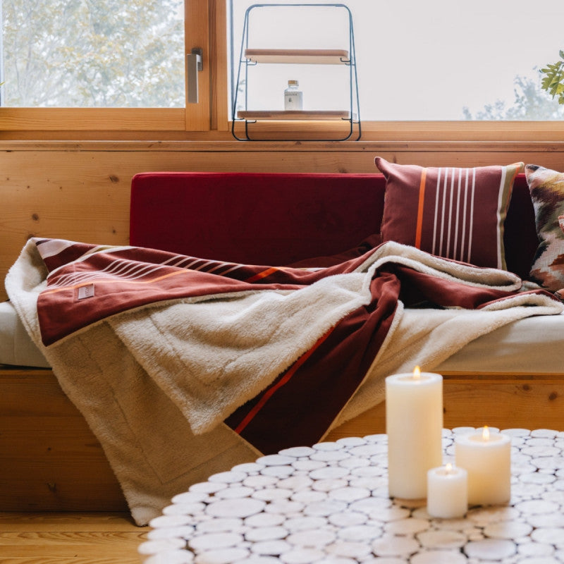 Plaid biface Artiga Sarron - rayures colorées sur fond rouge profond
