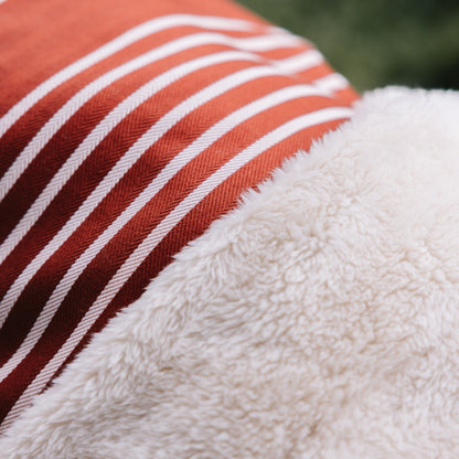 Plaid biface Artiga Sarron - rayures colorées sur fond rouge profond
